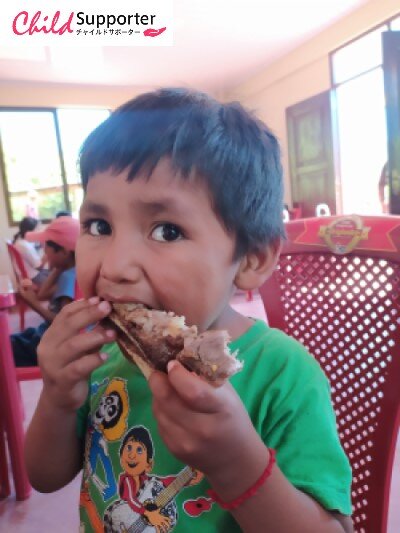 Child from Calahuta eating meat in his school-thumb-400x533-11097.jpg