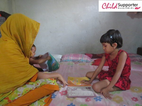 Jamima studying with her mother.jpg