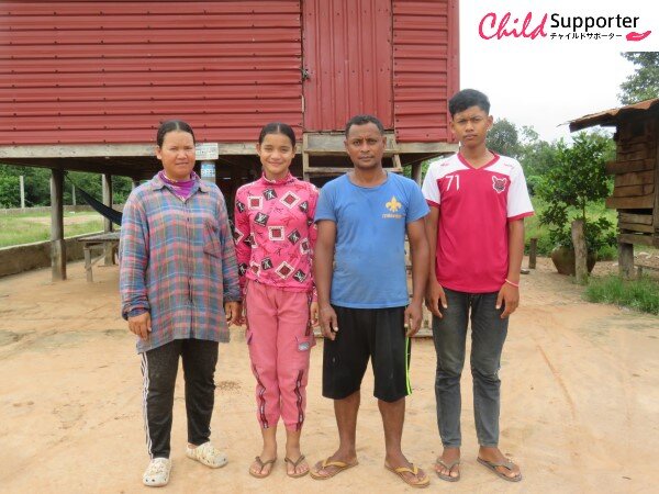 Kanha Thong's family photo.jpg