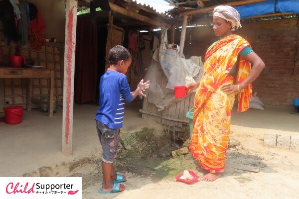 Lebio Hasda is washing his hands at home-thumb-600x400-11179.jpg